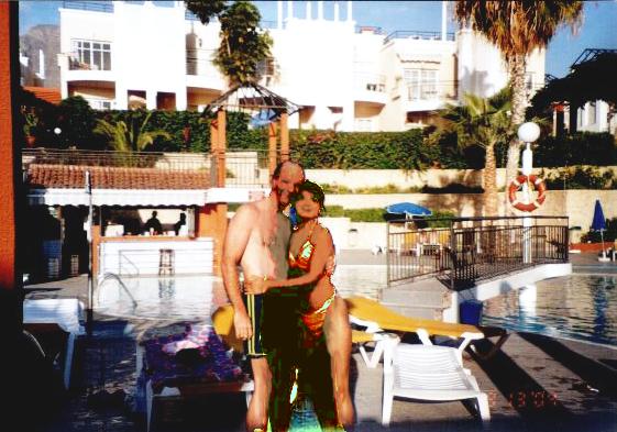 The honeymooners at poolside at the Los Olivos Noi due alla piscina al Los Olivos