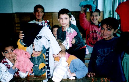 Bambini da Romania con doni