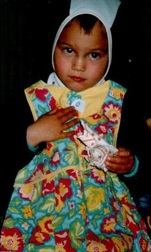 un orfano romeno con una nuovi vestiti